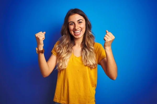 Jovem Mulher Bonita Vestindo Camiseta Amarela Sobre Fundo Isolado Azul — Fotografia de Stock