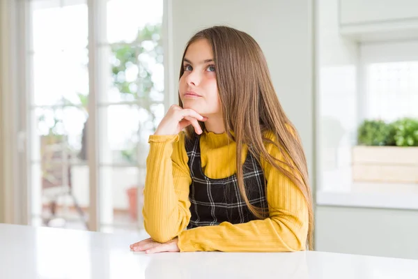 Jovem Menina Linda Criança Loira Vestindo Camisola Amarela Casual Casa — Fotografia de Stock