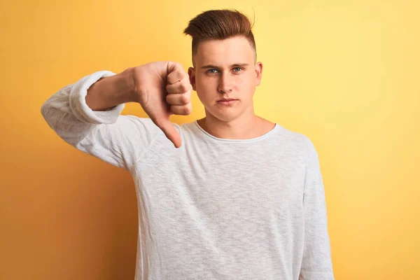 Junger Gutaussehender Mann Weißem Lässigem Shirt Der Vor Isoliertem Gelbem — Stockfoto