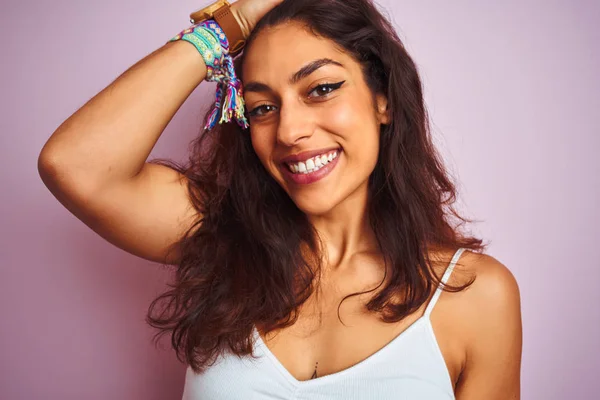 Jovem Mulher Bonita Vestindo Shirt Branca Sobre Fundo Rosa Isolado — Fotografia de Stock