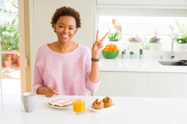 Молодая Африканская Американка Завтракает Утрам Дома Улыбаясь Счастливым Лицом Подмигивая — стоковое фото