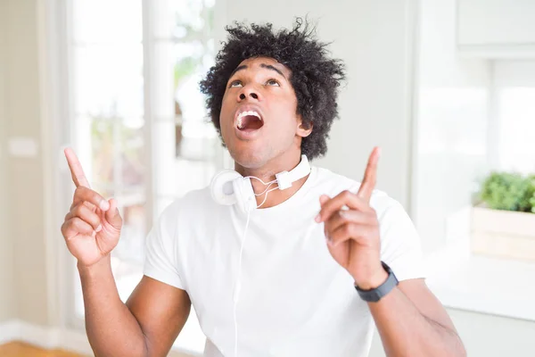 Afro Amerikaanse Man Het Dragen Van Een Koptelefoon Luisteren Naar — Stockfoto