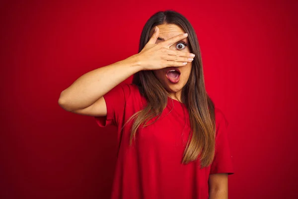 Joven Mujer Hermosa Usando Camiseta Pie Sobre Fondo Rojo Aislado — Foto de Stock