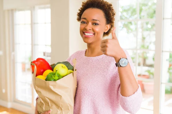 Joven Mujer Afroamericana Sosteniendo Bolsa Papel Llena Alimentos Frescos Feliz — Foto de Stock