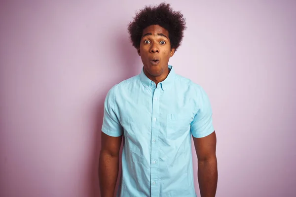 Junger Amerikanischer Mann Mit Afro Haaren Trägt Blaues Hemd Das — Stockfoto