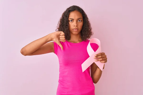 Mujer Brasileña Joven Sosteniendo Cinta Cáncer Pie Sobre Fondo Rosa — Foto de Stock