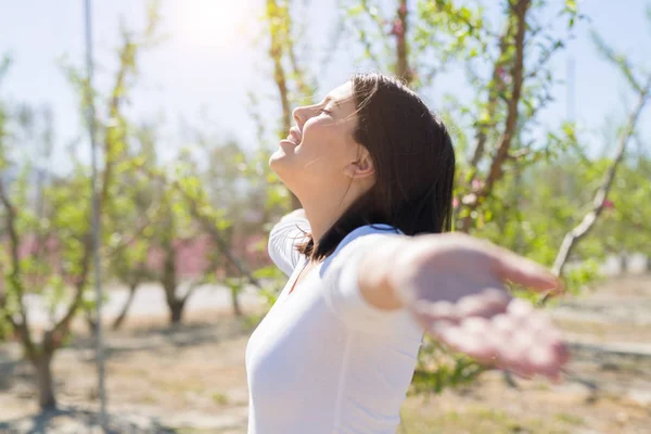 美丽的年轻女子微笑开怀双臂和眼睛 c — 图库照片