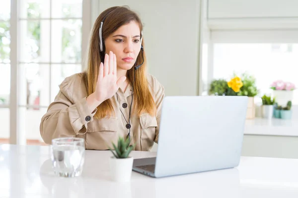 Bella Giovane Donna Operatore Che Lavora Con Computer Portatile Indossa — Foto Stock