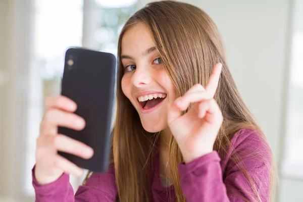 Menina Bonita Criança Enviando Uma Mensagem Usando Smartphone Surpreso Com — Fotografia de Stock