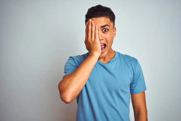 Junger Brasilianischer Mann Blauem Shirt Vor Isoliertem Weißem Hintergrund Der — Stockfoto