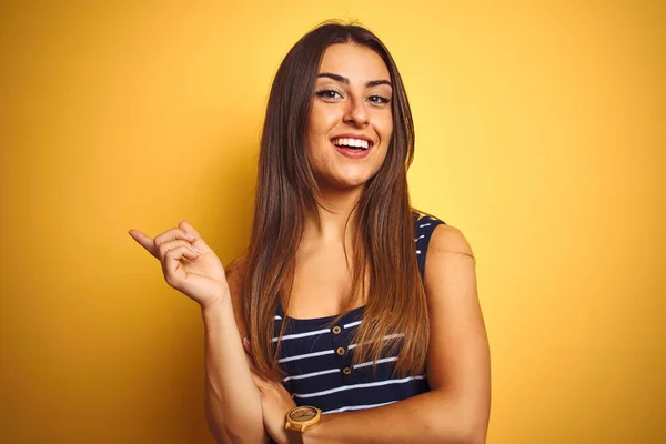 Jovem Mulher Bonita Vestindo Camiseta Listrada Sobre Fundo Amarelo Isolado — Fotografia de Stock