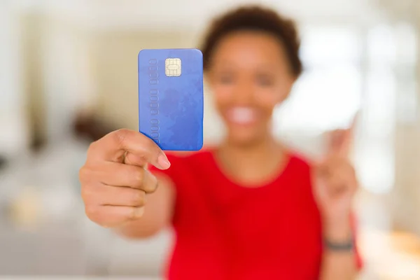 Jovem Afro Americana Segurando Cartão Crédito Surpreso Com Uma Ideia — Fotografia de Stock