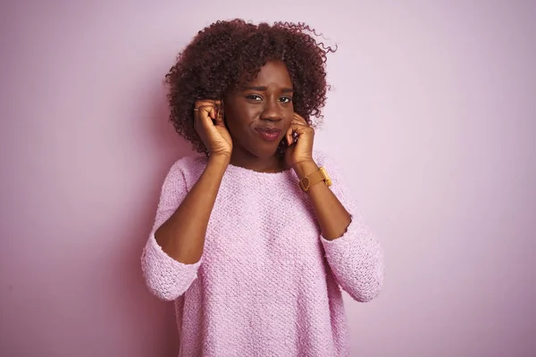 Jonge Afrikaanse Afro Vrouw Dragen Trui Staande Geïsoleerde Roze Achtergrond — Stockfoto