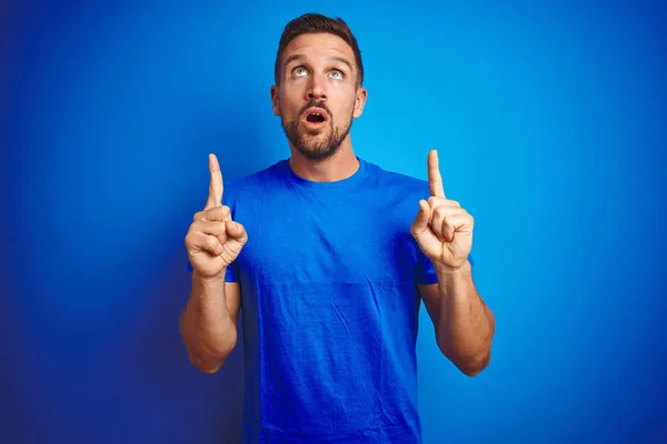 Junger Gutaussehender Mann Lässigem Shirt Über Blauem Isoliertem Hintergrund Erstaunt — Stockfoto