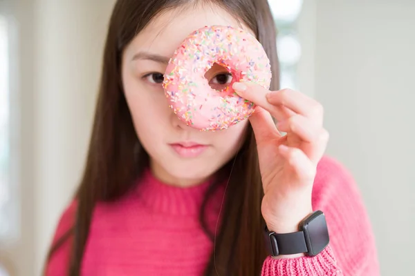 Vacker Asiatisk Kvinna Äter Rosa Socker Donut Med Ett Tryggt — Stockfoto