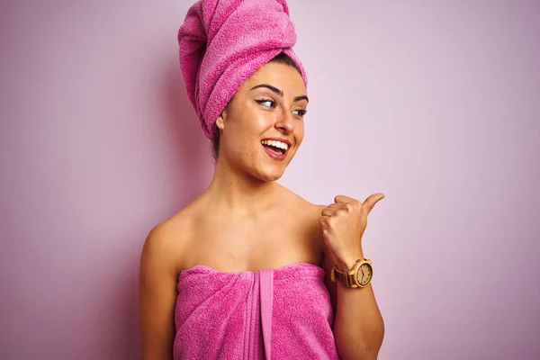 Jovem Mulher Bonita Vestindo Toalha Após Chuveiro Sobre Fundo Rosa — Fotografia de Stock