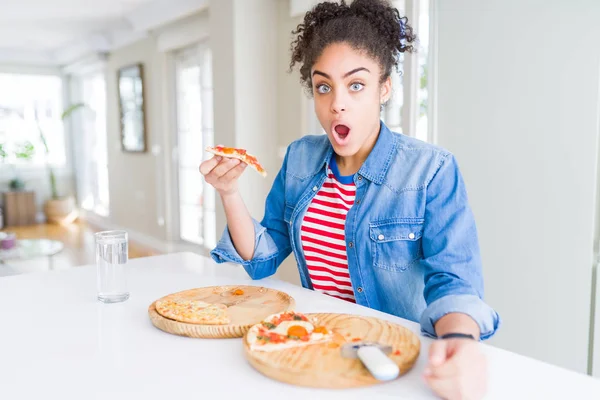 Joven Mujer Afroamericana Comiendo Dos Pizzas Caseras Queso Asustada Shock —  Fotos de Stock