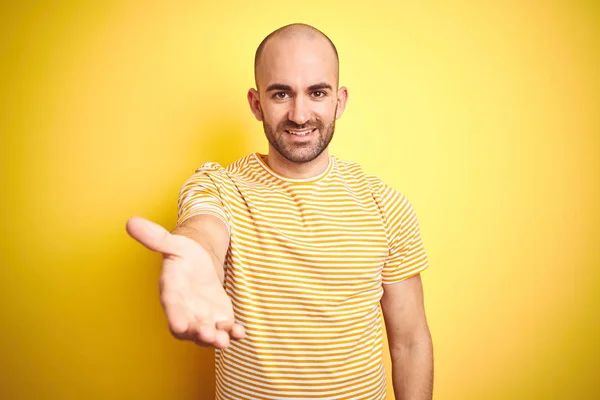Mladý Holohlavý Muž Plnovousem Sobě Nosí Proužkované Tričko Přes Žlutý — Stock fotografie