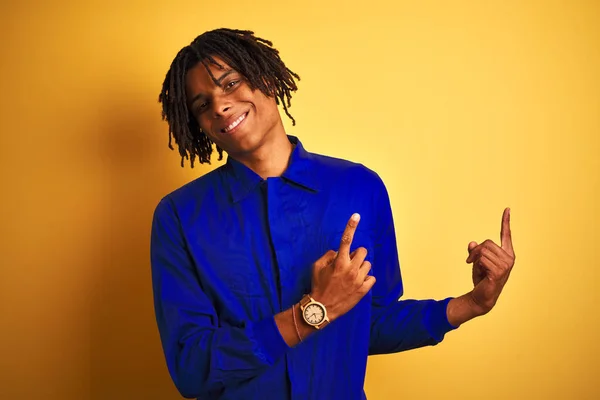 Afro Trabalhador Homem Com Dreadlocks Vestindo Uniforme Mecânico Sobre Fundo — Fotografia de Stock