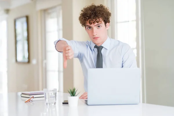 Jeune Homme Affaires Travaillant Avec Ordinateur Portable Bureau Regardant Malheureux — Photo