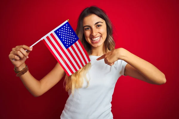 Ung Kvinna Holding Amerikas Förenta Stater Flagga Över Röd Isolerad — Stockfoto