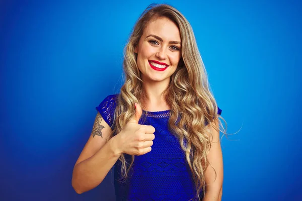 Jovem Mulher Bonita Sobre Fundo Isolado Azul Fazendo Polegares Felizes — Fotografia de Stock