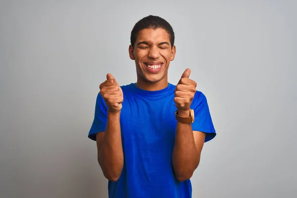 Joven Hombre Árabe Guapo Con Camiseta Azul Pie Sobre Fondo — Foto de Stock