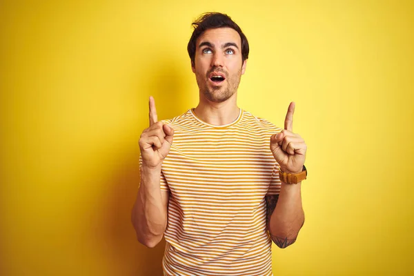 Jovem Homem Bonito Com Tatuagem Vestindo Camiseta Listrada Sobre Fundo — Fotografia de Stock