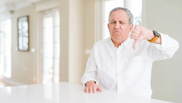 Knappe Senior Man Thuis Zoek Ongelukkig Boos Tonen Afwijzing Negatief — Stockfoto