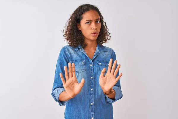 Jonge Braziliaanse Vrouw Dragen Denim Shirt Staande Geïsoleerde Witte Achtergrond — Stockfoto