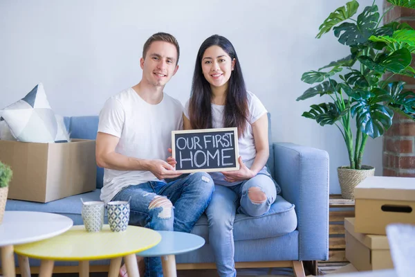 Junges Schönes Paar Sitzt Auf Dem Sofa Und Hält Tafel — Stockfoto