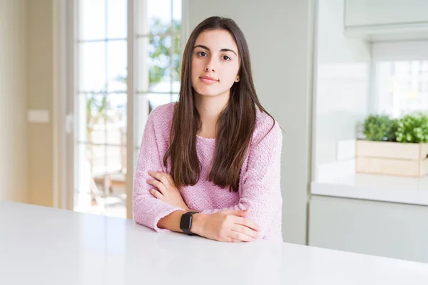 Schöne Junge Frau Rosa Pullover Entspannt Mit Ernstem Gesichtsausdruck Einfacher — Stockfoto