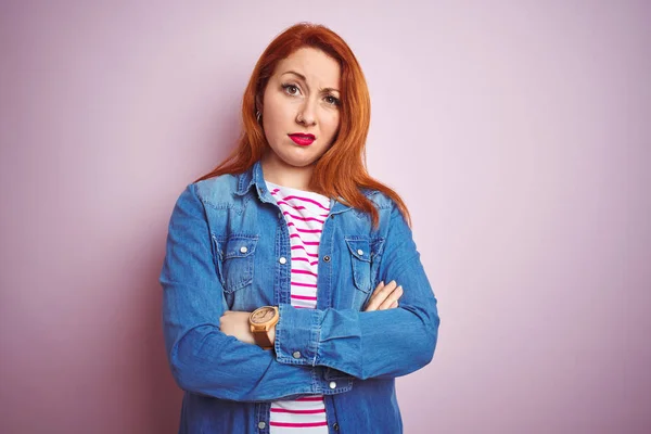 Mulher Ruiva Bonita Vestindo Camisa Jeans Camiseta Listrada Sobre Fundo — Fotografia de Stock