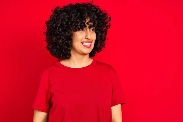 Mujer Árabe Joven Con Pelo Rizado Con Camiseta Casual Sobre —  Fotos de Stock