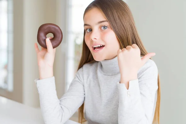 Belle Jeune Fille Portant Manger Beignet Chocolat Pointant Montrant Avec — Photo