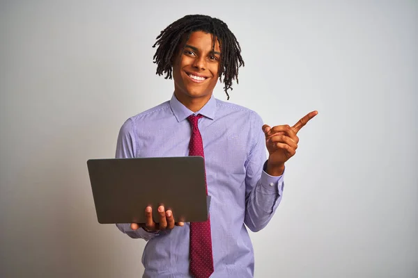 Empresario Afroamericano Con Rastas Usando Laptop Sobre Fondo Blanco Aislado —  Fotos de Stock