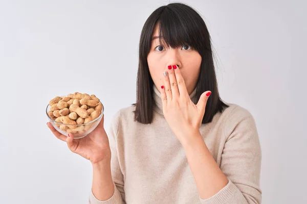 Joven Mujer China Hermosa Sosteniendo Tazón Con Cacahuetes Sobre Fondo — Foto de Stock