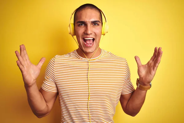 Mladý Pohledný Muž Který Používal Sluchátka Žluté Izolované Pozadí Oslavuje — Stock fotografie