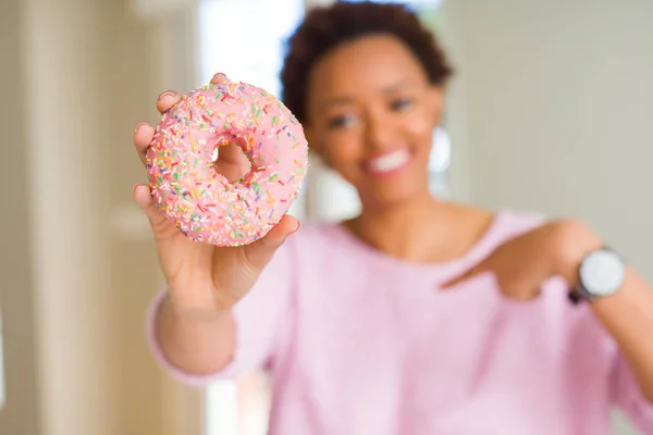 Jovem Afro Americana Comendo Donut Açúcar Rosa Com Rosto Surpresa — Fotografia de Stock