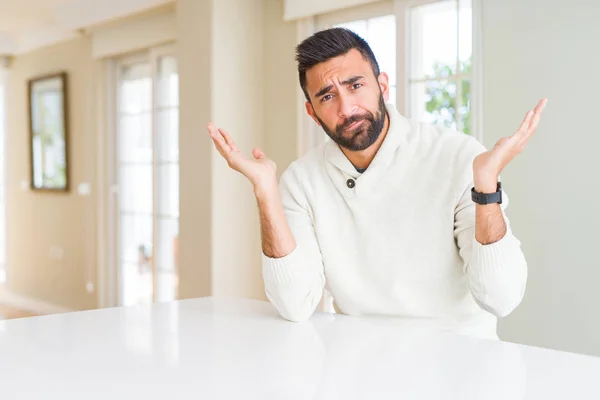 Hombre Hispano Guapo Usando Suéter Blanco Casual Casa Expresión Despistada —  Fotos de Stock