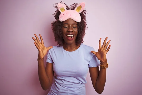 Jovem Africana Afro Mulher Vestindo Máscara Sono Sobre Fundo Rosa — Fotografia de Stock