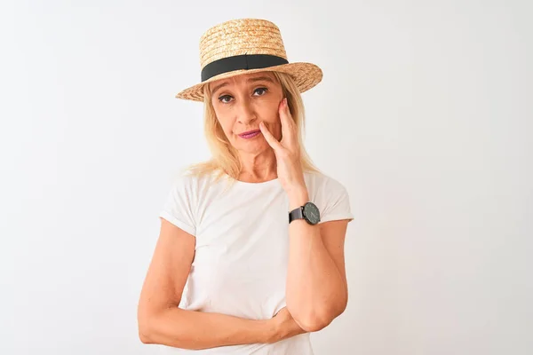 Orta Yaş Kadın Rahat Shirt Şapka Izole Beyaz Arka Plan — Stok fotoğraf