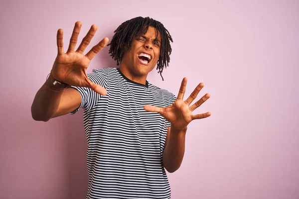 Homem Afro Com Dreadlocks Vestindo Camisa Listrada Marinha Sobre Fundo — Fotografia de Stock