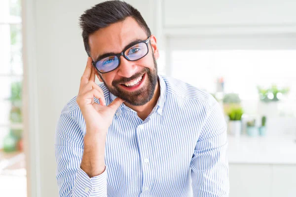Schöner Geschäftsmann mit Brille und fröhlichem Lächeln mit — Stockfoto