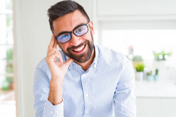 Bello uomo d'affari con gli occhiali e sorridente allegro con — Foto Stock