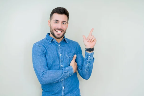 Jonge Knappe Man Geïsoleerde Achtergrond Met Een Grote Glimlach Het — Stockfoto