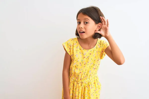 Joven Niña Hermosa Con Vestido Floral Amarillo Pie Sobre Fondo — Foto de Stock