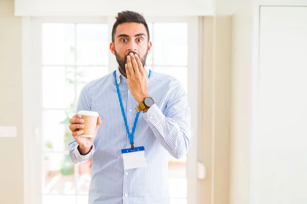 Hombre Hispano Guapo Usando Tarjeta Identificación Bebiendo Una Taza Café — Foto de Stock