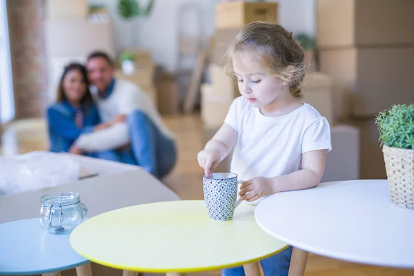 Vacker Familj Med Ett Barn New Home — Stockfoto