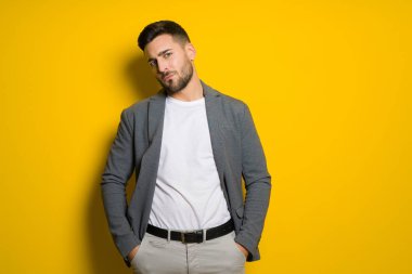 Yakışıklı delikanlı possing ve izole sarı arka plan üzerinde modelleme